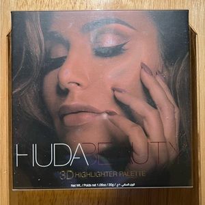 Huda beauty 3D highlighter palette. New.
